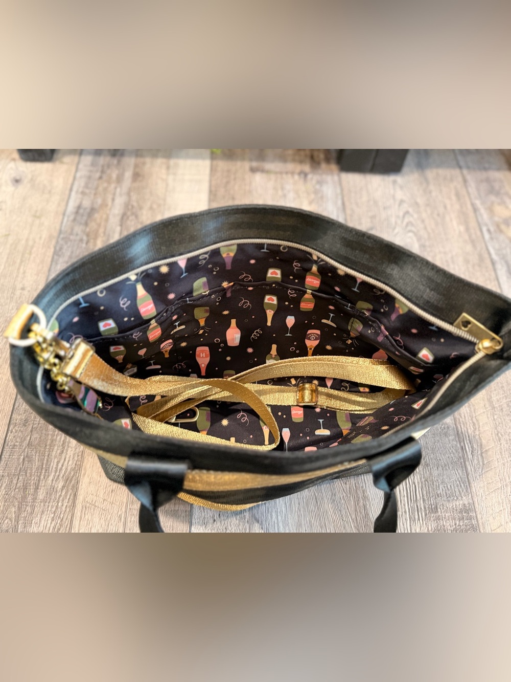 🥂 NWT Harveys Black and Gold Striped Purse - Picture 4 of 5